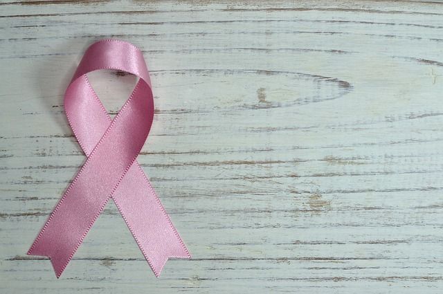 Lazo rosa para apoyar la lucha contra el cáncer de mama