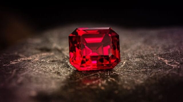 Piedra de nacimiento de Julio. Color y Significado rubi rojo